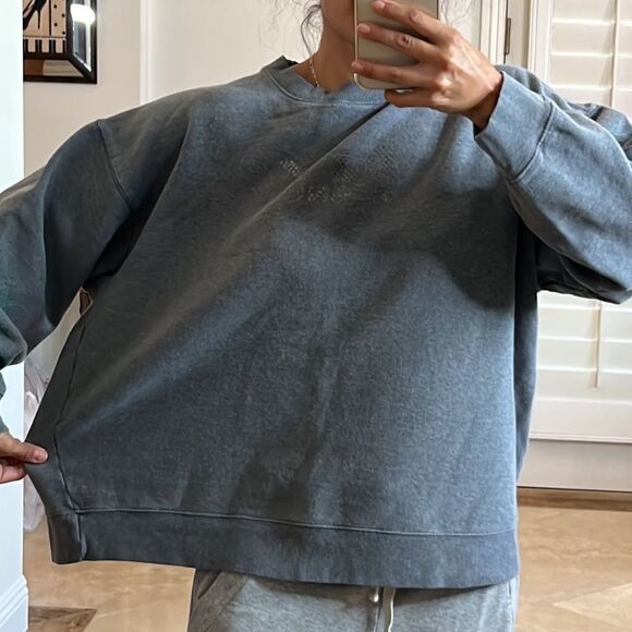 💕Cute sweater 💕   - Picture 2 of 6